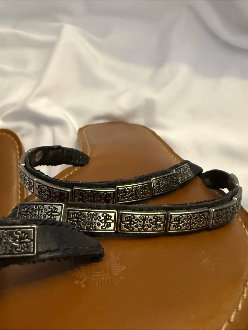 EUC Minnetonka Embellished Toe Ring Slide Sandals